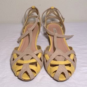 XOXO Sandas, yellow, size 8.